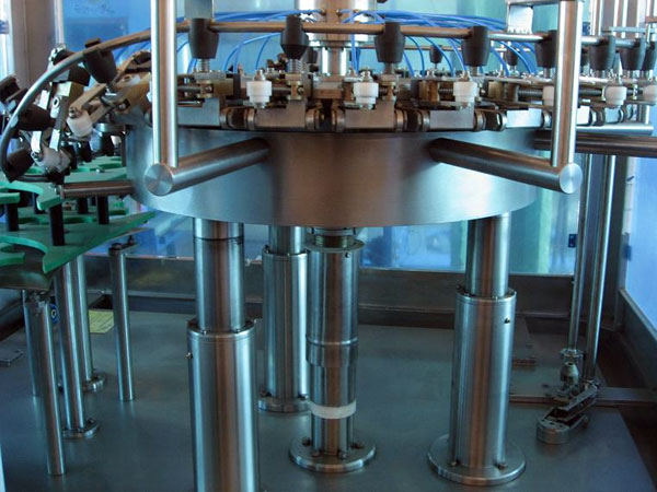 production, réparation, entretien de machines et équipements pour l'embouteillage de boissons et liquides Pologne