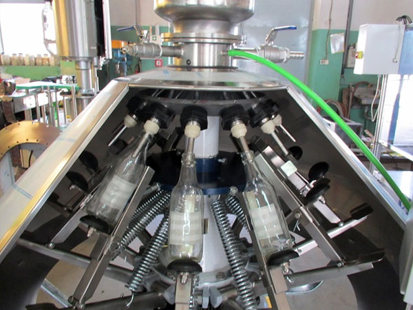 production, réparation, entretien de machines et équipements pour l'embouteillage de boissons et liquides Pologne