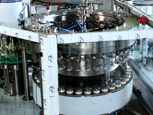 production, réparation, entretien de machines et équipements pour l'embouteillage de boissons et liquides Pologne
