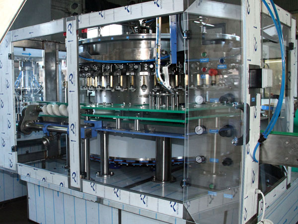 production, réparation, entretien de machines et équipements pour l'embouteillage de boissons et liquides Pologne