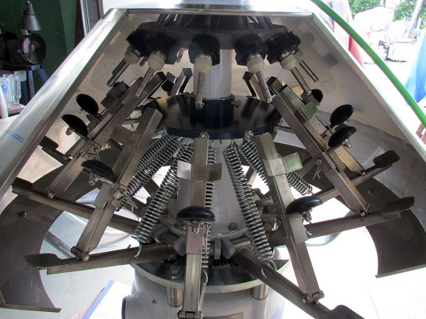 production, réparation, entretien de machines et équipements pour l'embouteillage de boissons et liquides Pologne