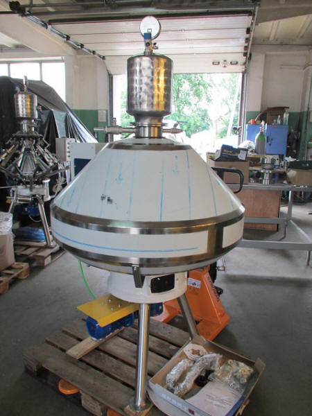Machines de remplissage de bière semi-automatiques pour les petites brasseries.