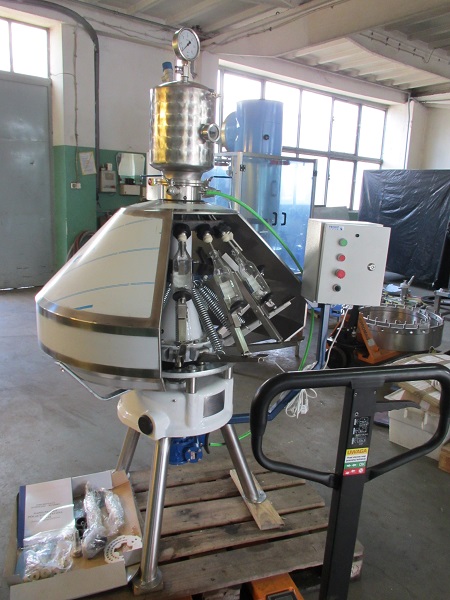 Machines de remplissage de bière semi-automatiques pour les petites brasseries.