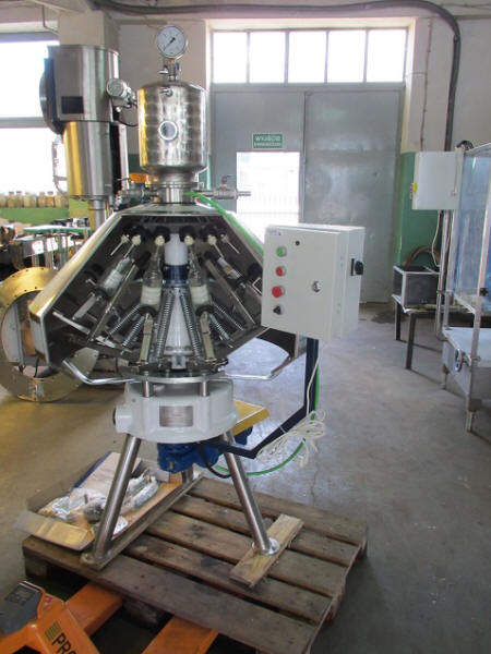 Machines de remplissage de bière semi-automatiques pour les petites brasseries.