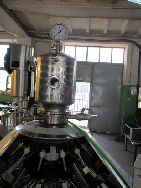 Machines de remplissage de bière semi-automatiques pour les petites brasseries.