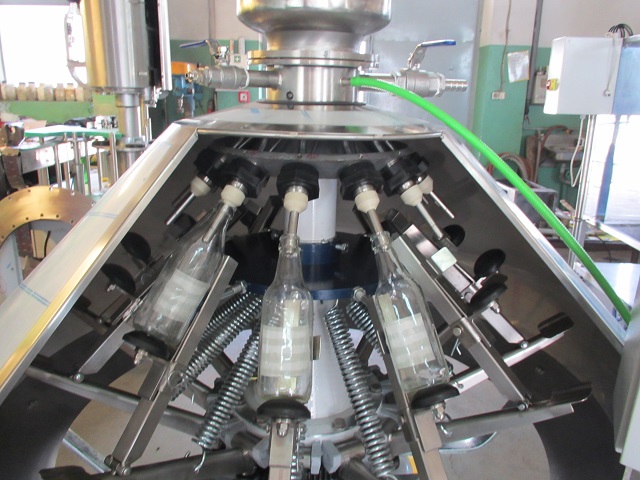 Machines de remplissage de bière semi-automatiques pour les petites brasseries.