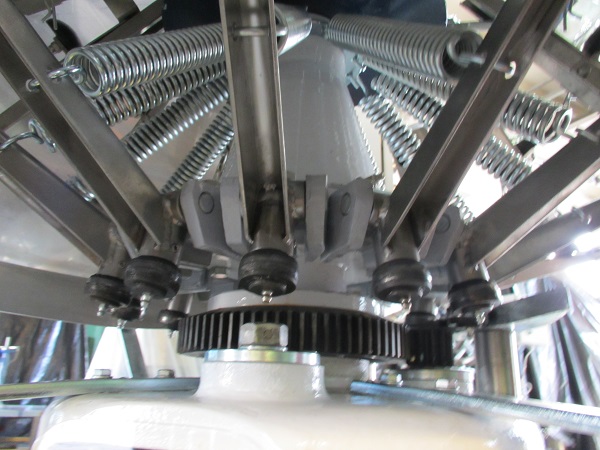 Machines de remplissage de bière semi-automatiques pour les petites brasseries.