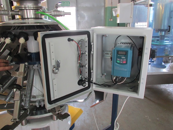 Machines de remplissage de bière semi-automatiques pour les petites brasseries.