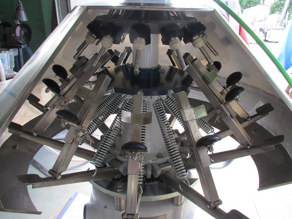 Machines de remplissage de bière semi-automatiques pour les petites brasseries.